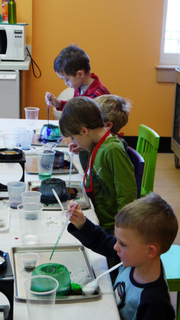 Science classes at the Children’s Museum of NH include hands-on experiments and arts-based learning.