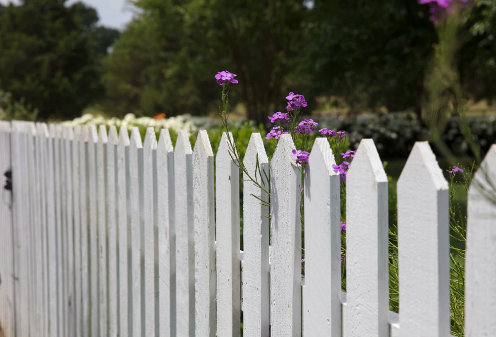 The Many Benefits of Putting a Fence Around Your Home
