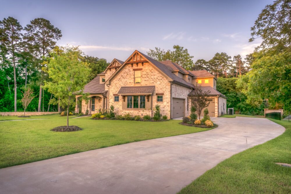 4 Ways To Find Cash Home Buyers In Your City 1 beige bungalow house