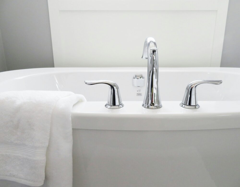 clean bathtub pexels pixabay 534116