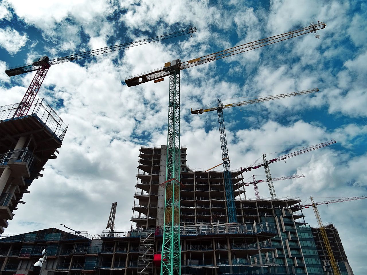 How Modular Scaffolding Boosts Efficiency on Complex Construction Sites